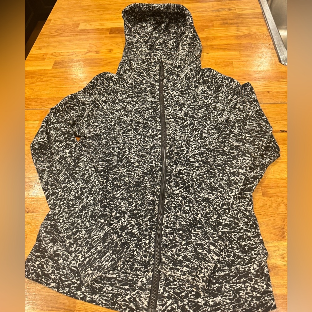 Lululemon size 6 black and white
Speckled full zip scuba hoodie